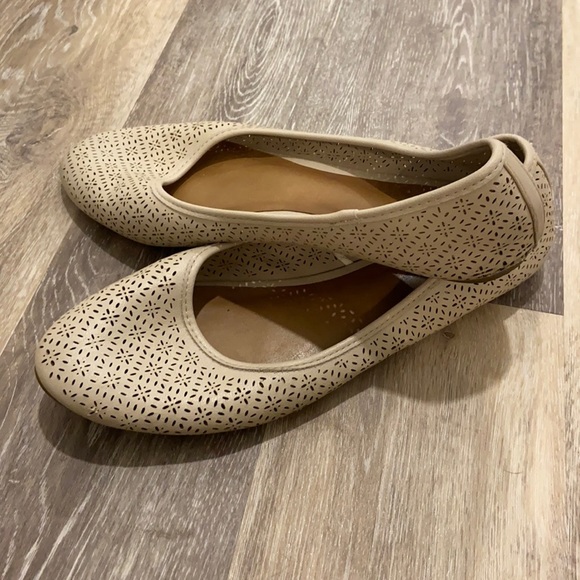 Arizona Jean Company Shoes - Arizona women’s size 12 cream colored flats with design